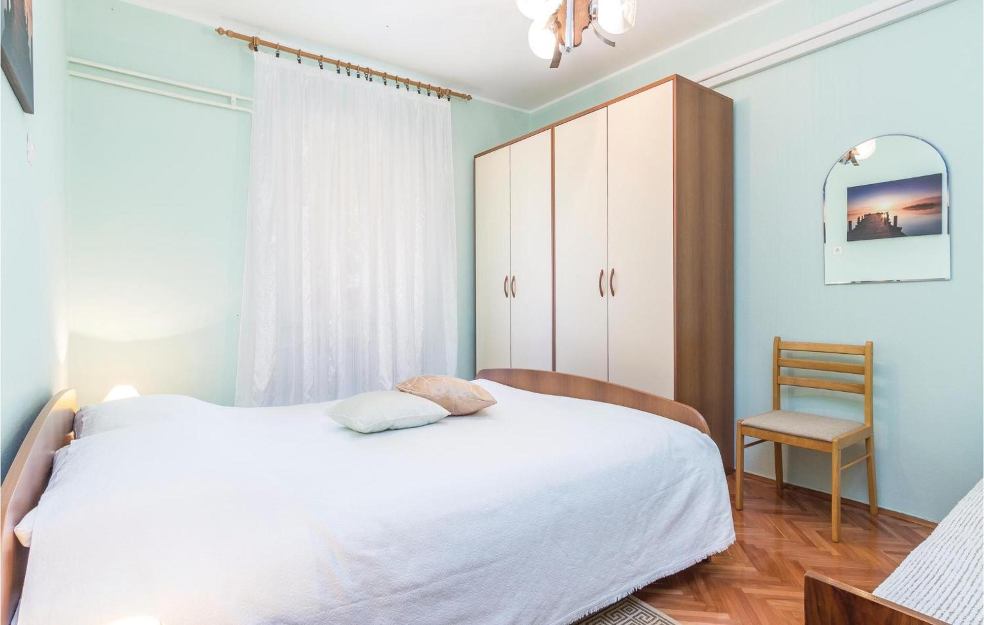 Cozy Apartment In Pican With Kitchen ภายนอก รูปภาพ