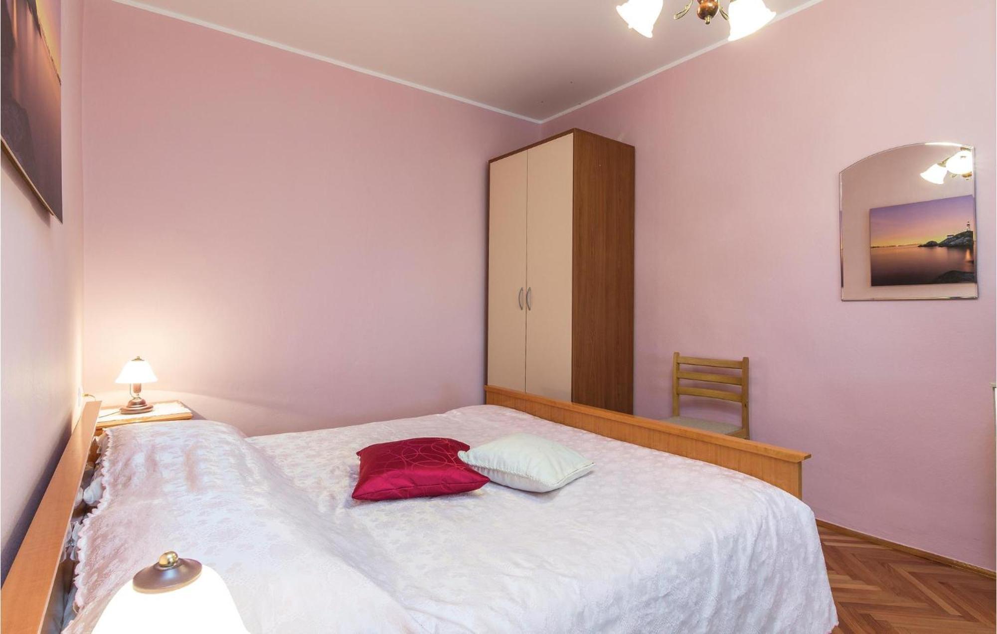 Cozy Apartment In Pican With Kitchen ภายนอก รูปภาพ