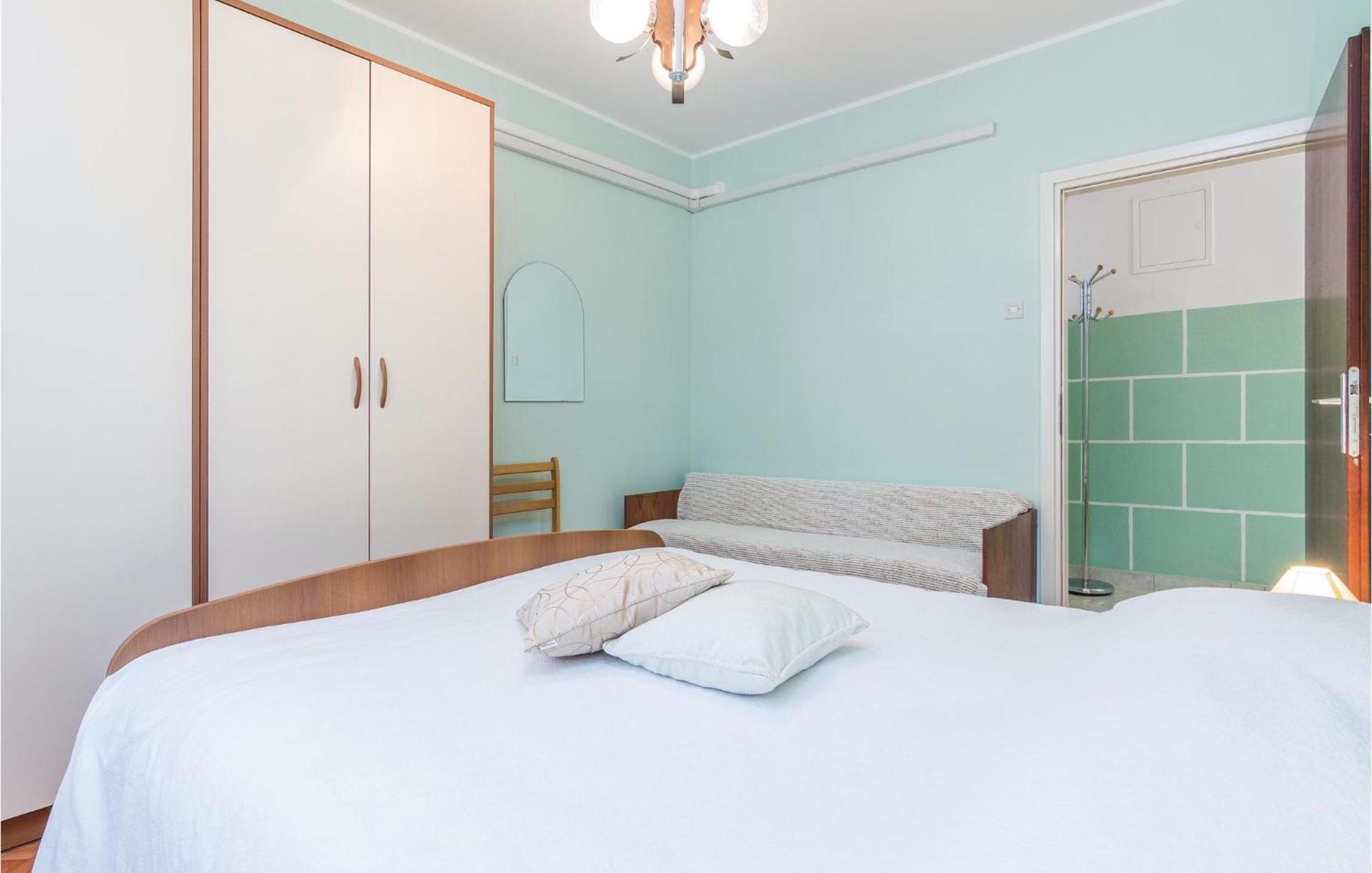 Cozy Apartment In Pican With Kitchen ภายนอก รูปภาพ
