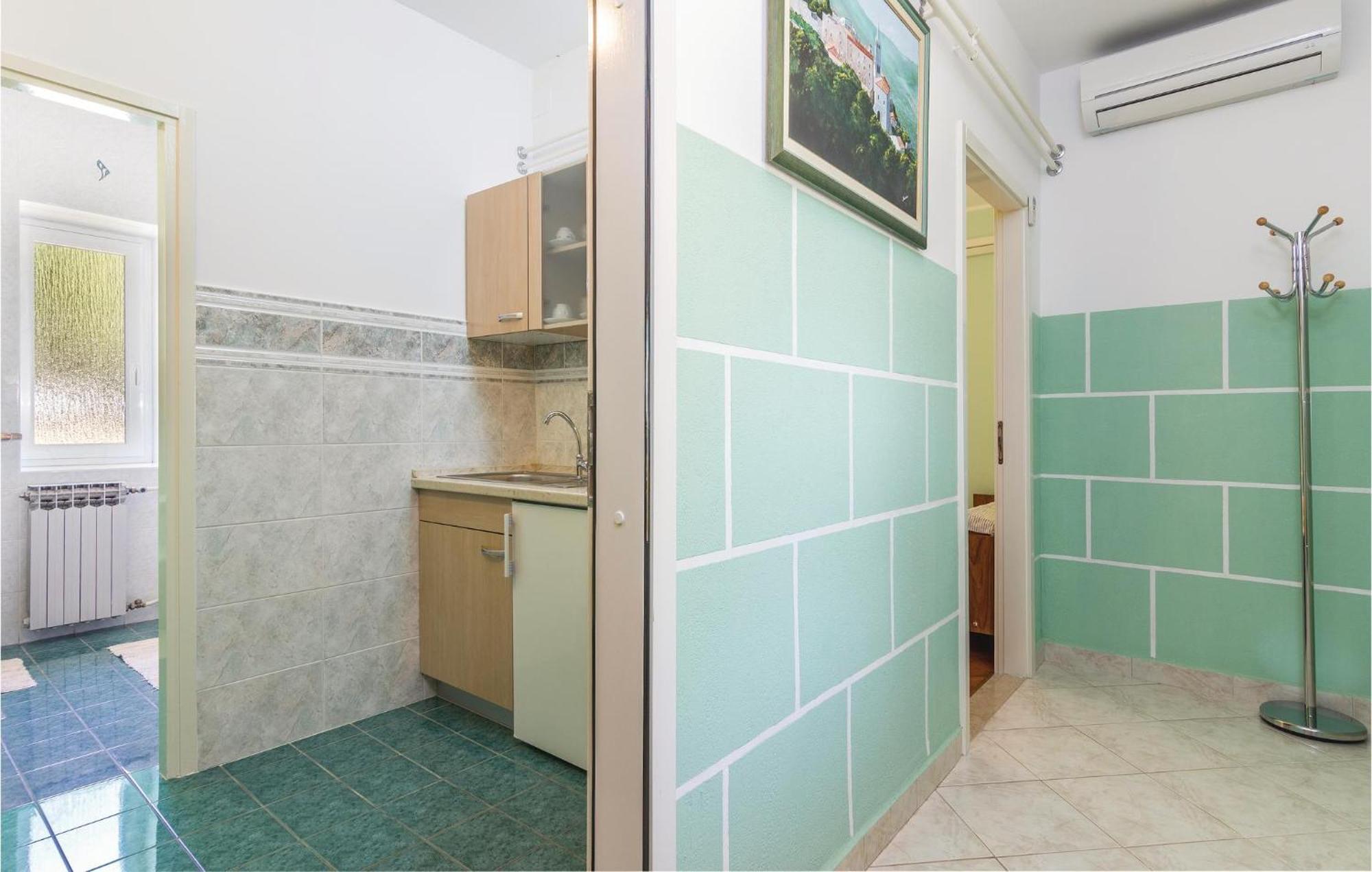 Cozy Apartment In Pican With Kitchen ภายนอก รูปภาพ