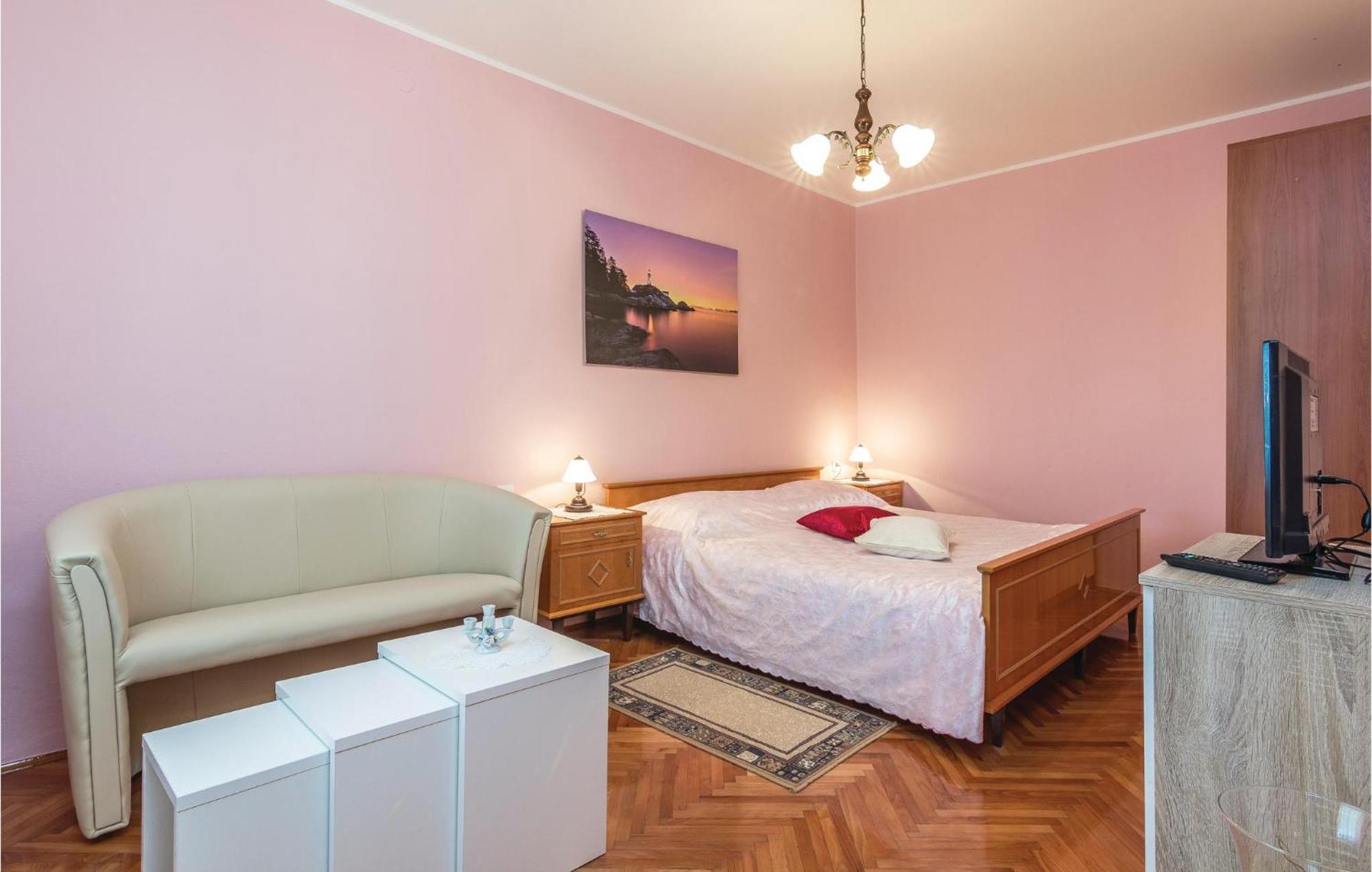 Cozy Apartment In Pican With Kitchen ภายนอก รูปภาพ