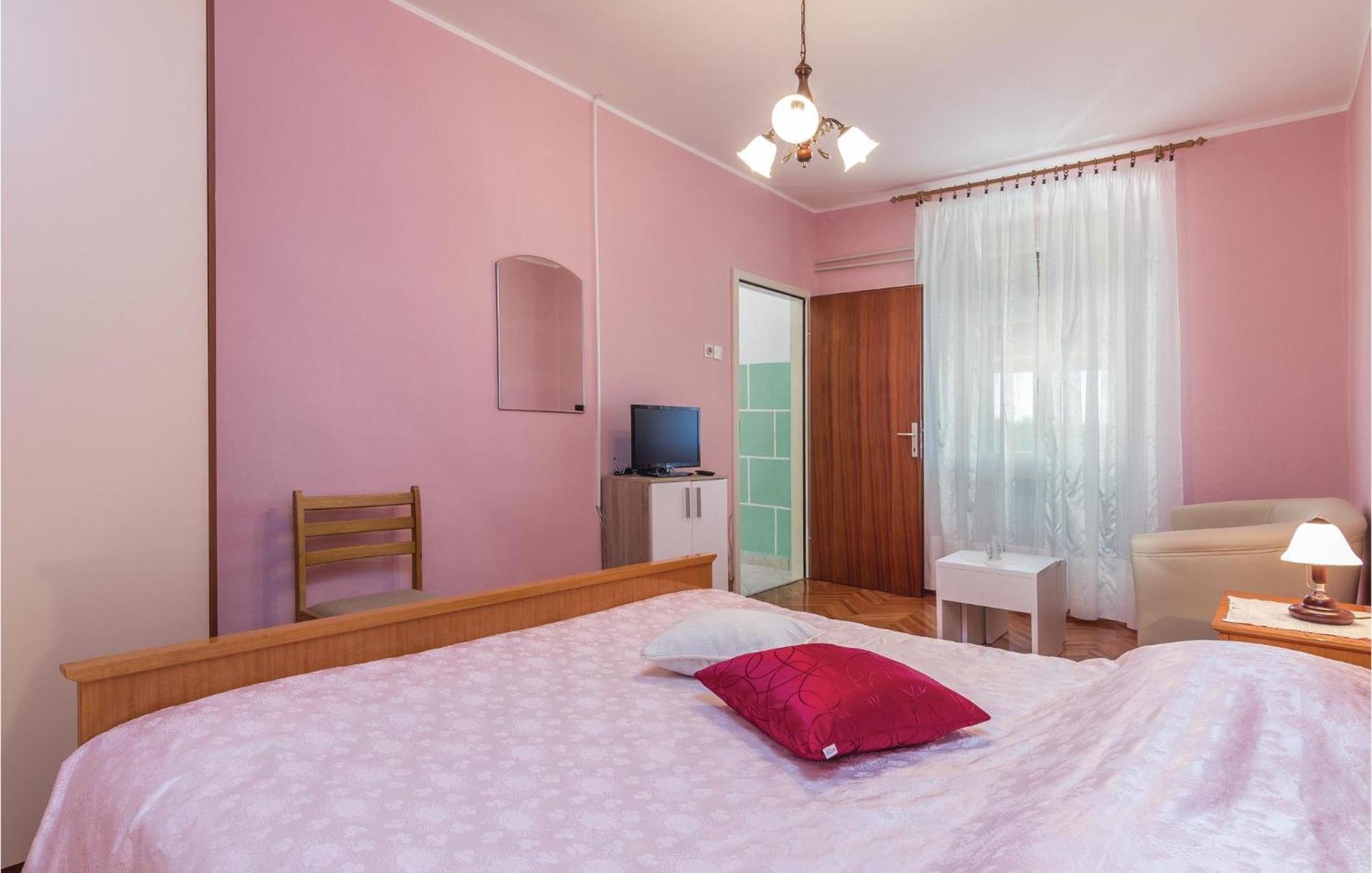 Cozy Apartment In Pican With Kitchen ภายนอก รูปภาพ